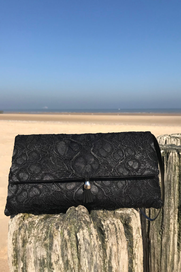 Pochette dentelle noire en cuir et dentelle Calais-Caudry.