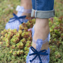 Sandales bleues avec noeud, dentelle de Calais-Caudry.