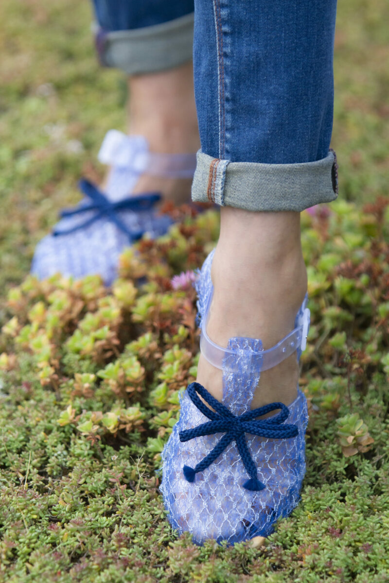 Sandales bleues avec noeud, dentelle de Calais-Caudry.