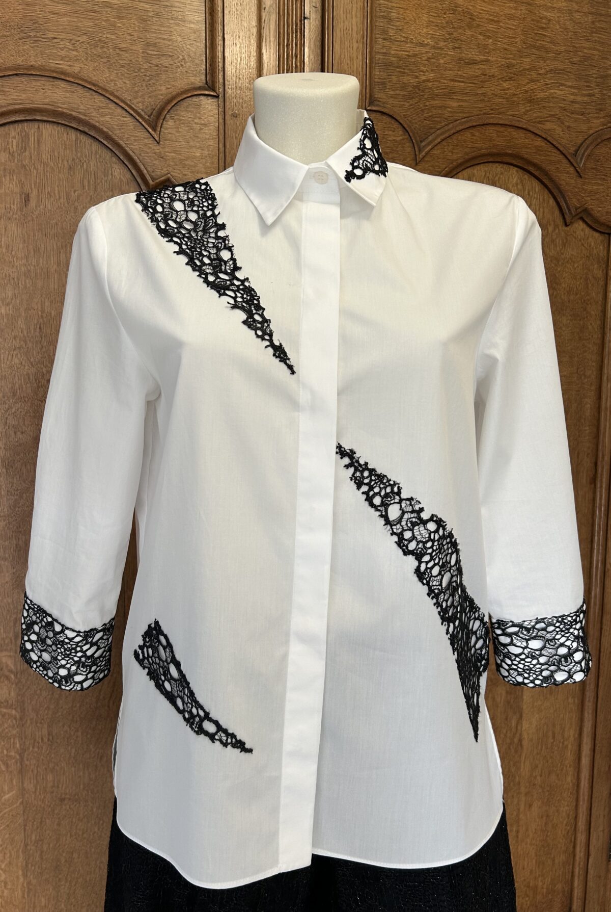 CHEMISE BLANCHE À DENTELLE NOIRE GÉOMÉTRIQUE 2 - Signature F