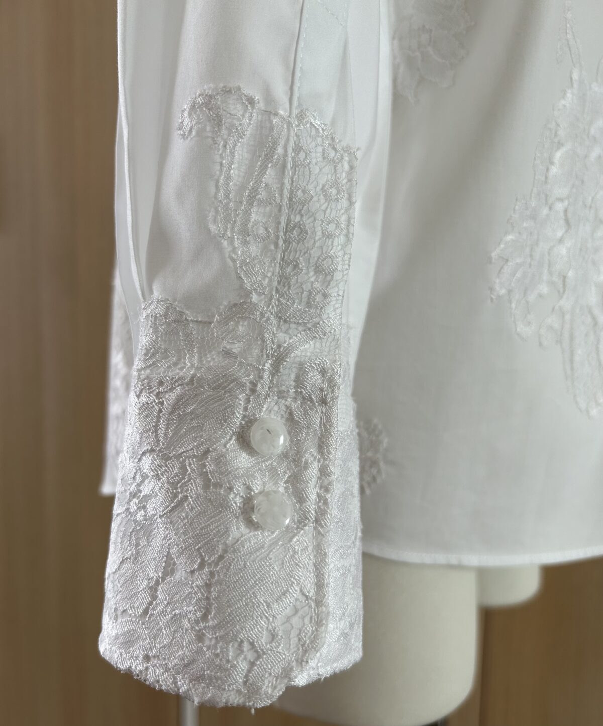 Chemise Blanche brodée en dentelle - Signature F