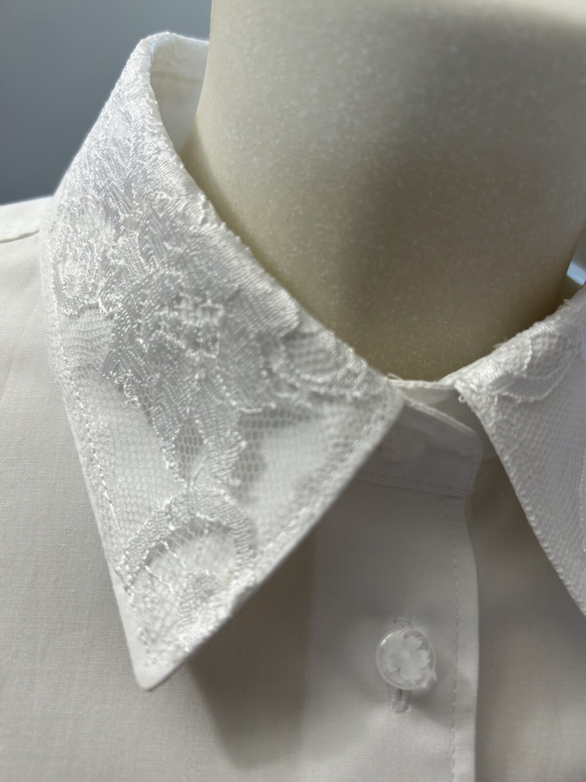 Chemise Blanche brodée en dentelle - Signature F