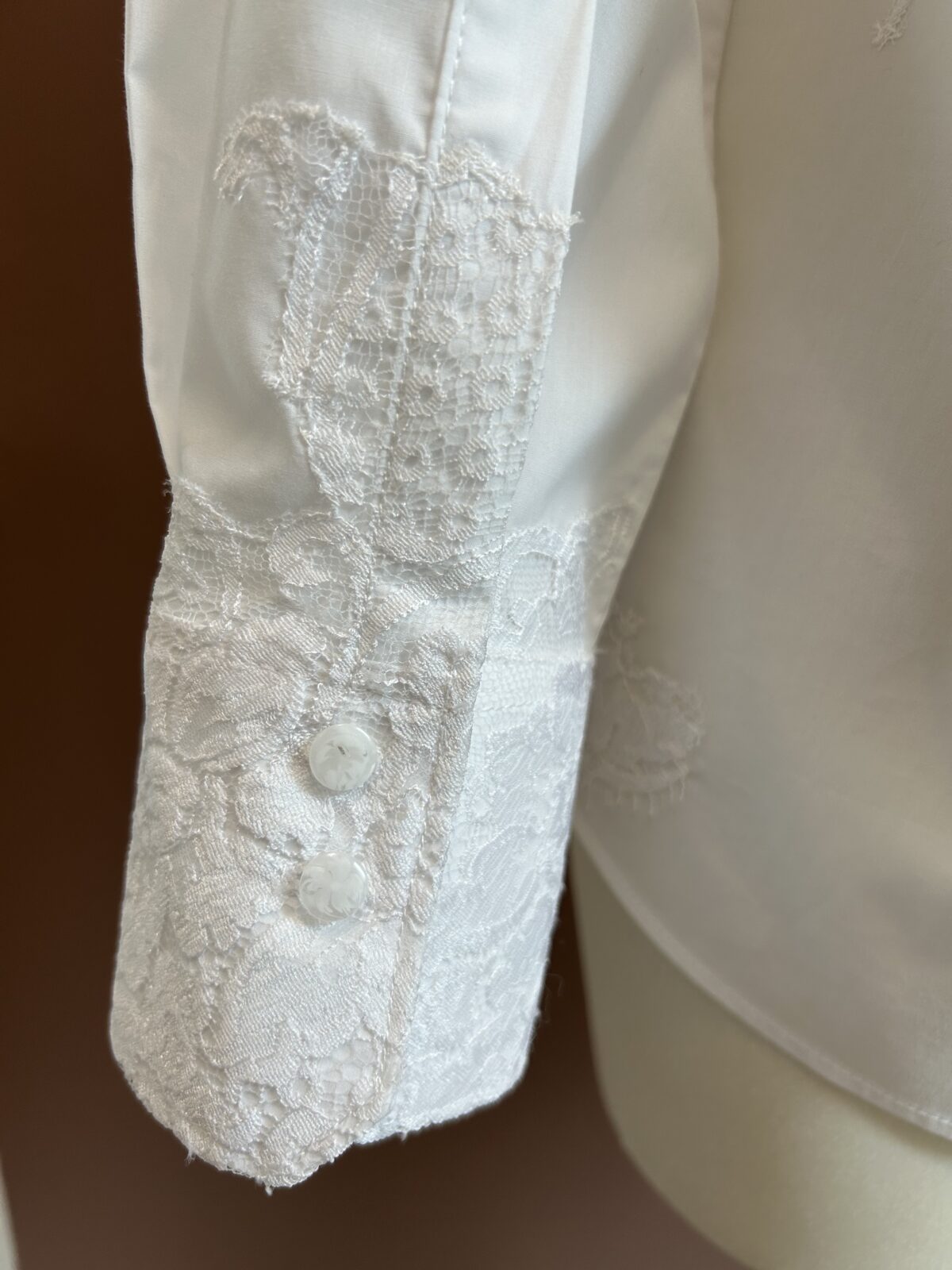 Chemise Blanche brodée en dentelle - Signature F