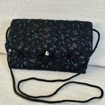Pochette dentelle lurex bleu et cordelette noire - Signature F